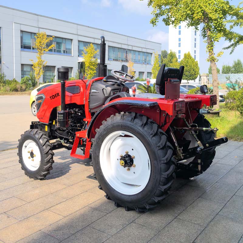 Tractor subcompacto de 25 CV con toma de fuerza para implementos agrícolas.