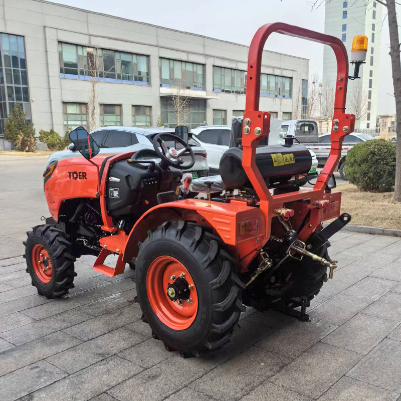Tractor pequeño de 30 CV y ​​baja altura libre al suelo para cultivo en invernadero.