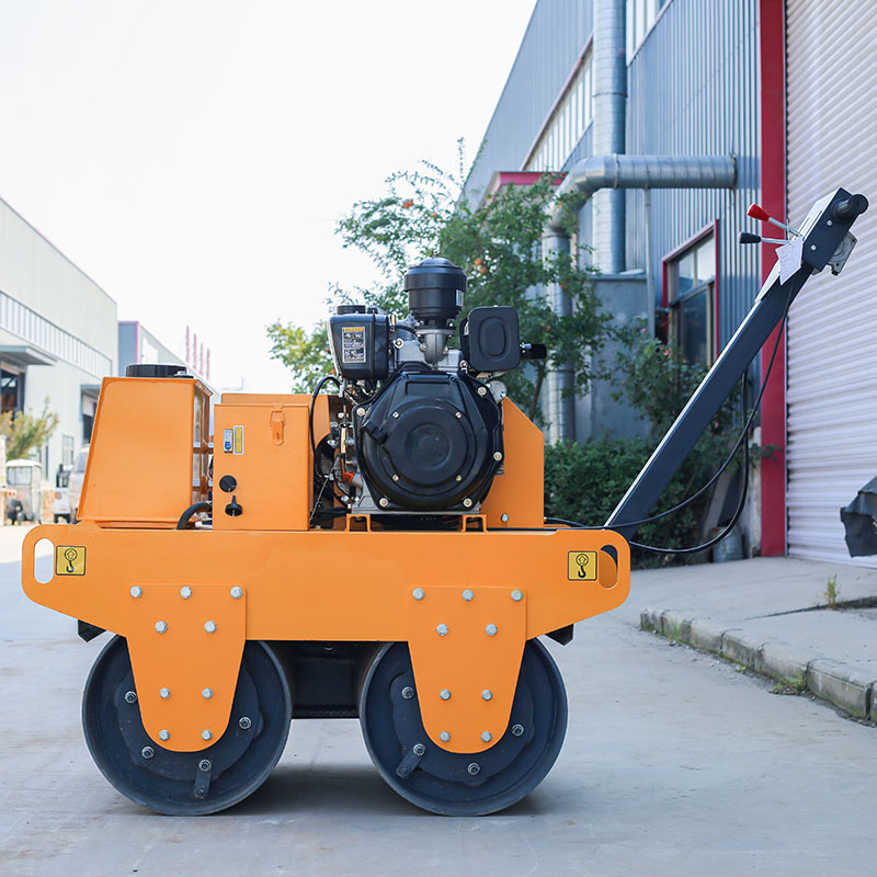 Rodillo compactador de doble tambor de 600 kg con motor diésel de arranque eléctrico.