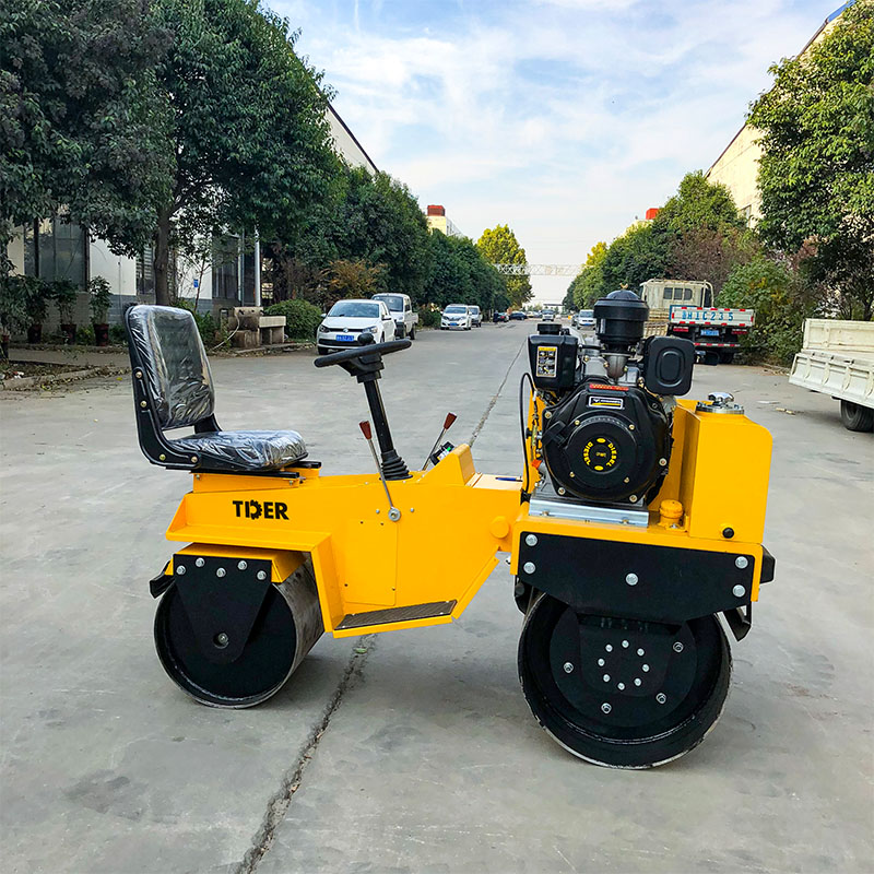Rodillo compactador de 800 kg con enfriador de aceite hidráulico.