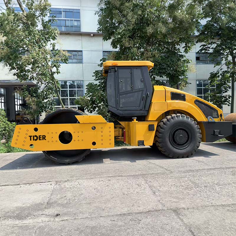 Rodillo compactador de un solo tambor de 20 toneladas con sistema hidráulico Linde.
